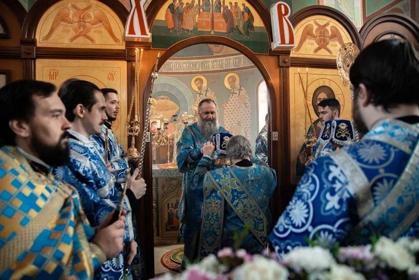 Божественная литургия в храме в честь иконы Божией Матери «Державная»