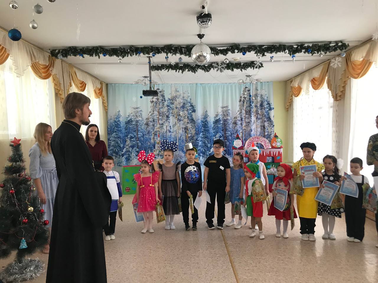 Священнослужители Самарской епархии встретились с коллективом и воспитанниками детского сада в Новокуйбышевске