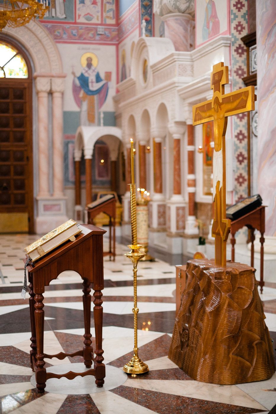 В канун пятницы Страстной седмицы митрополит Сергий совершил утреню с чтением двенадцати Страстных Евангелий