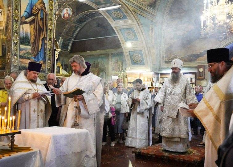 В Троицкую родительскую субботу митрополит Феодосий совершил Литургию и панихиду в Петропавловском храме Самары