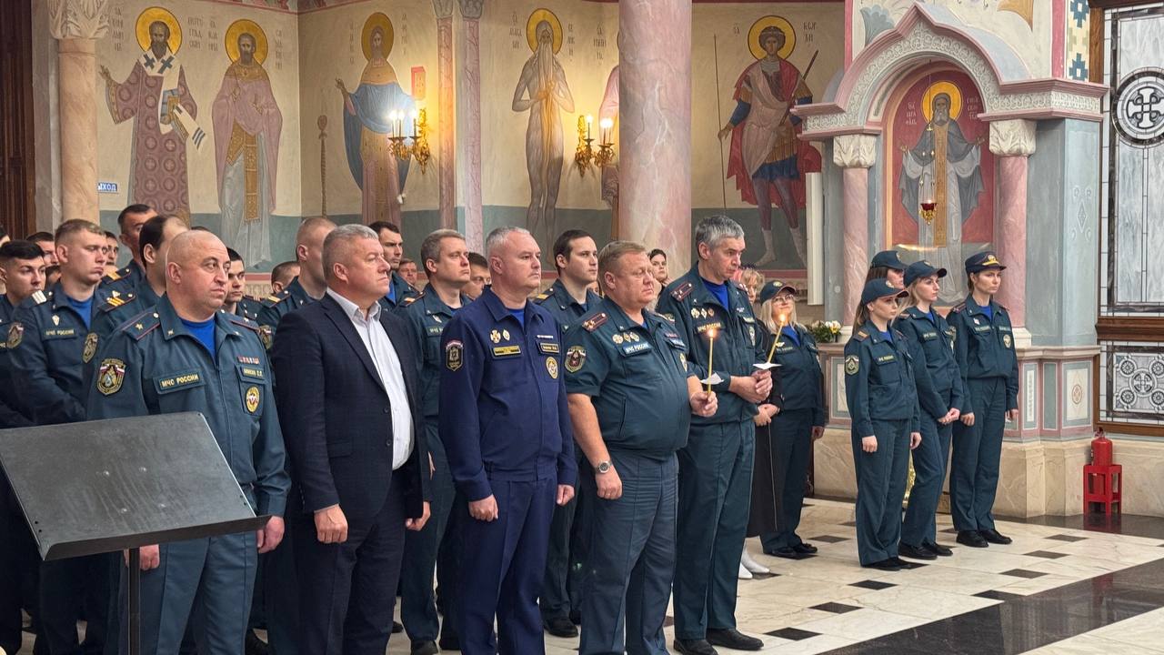 Сотрудники МЧС помолились перед иконой Божией Матери «Неопалимая Купина»