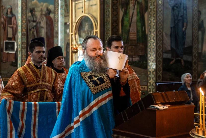 Митрополит Самарский и Новокуйбышевский Феодосий возглавил пасхальную вечерню и утреню в Покровском соборе г. Самары