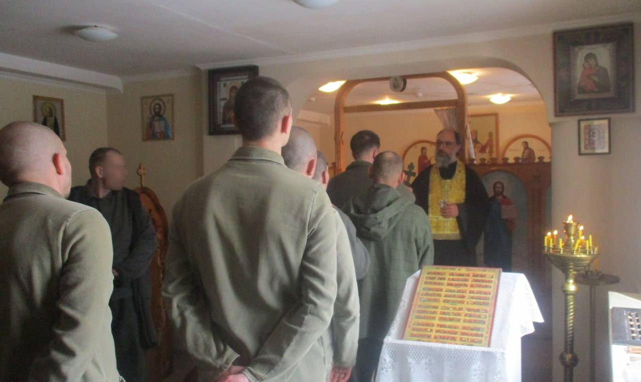 Божественная литургия в храме на территории областной соматической больницы УФСИН