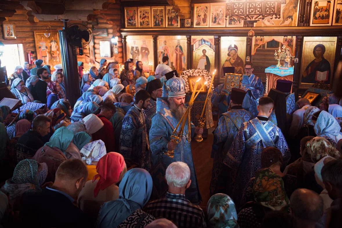 Божественная литургия в храме Успения Пресвятой Богородицы
