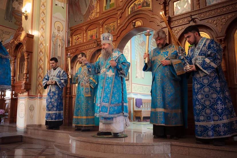 Архиерейское вечернее богослужение с чтением акафиста Пресвятой Богородице в Благовещенском соборе г. Самары