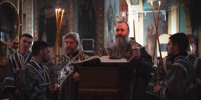 В канун Великого Пятка митрополит Феодосий совершил утреню с чтением двенадцати Страстных Евангелий