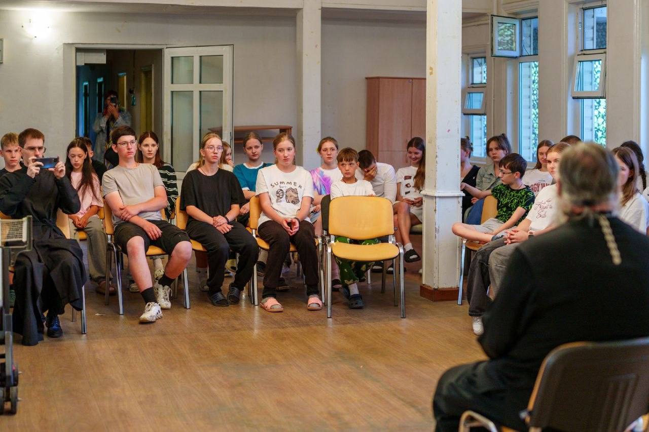 Встреча митрополита Феодосия с участниками Троицкого слета подростков в поселке Волжский