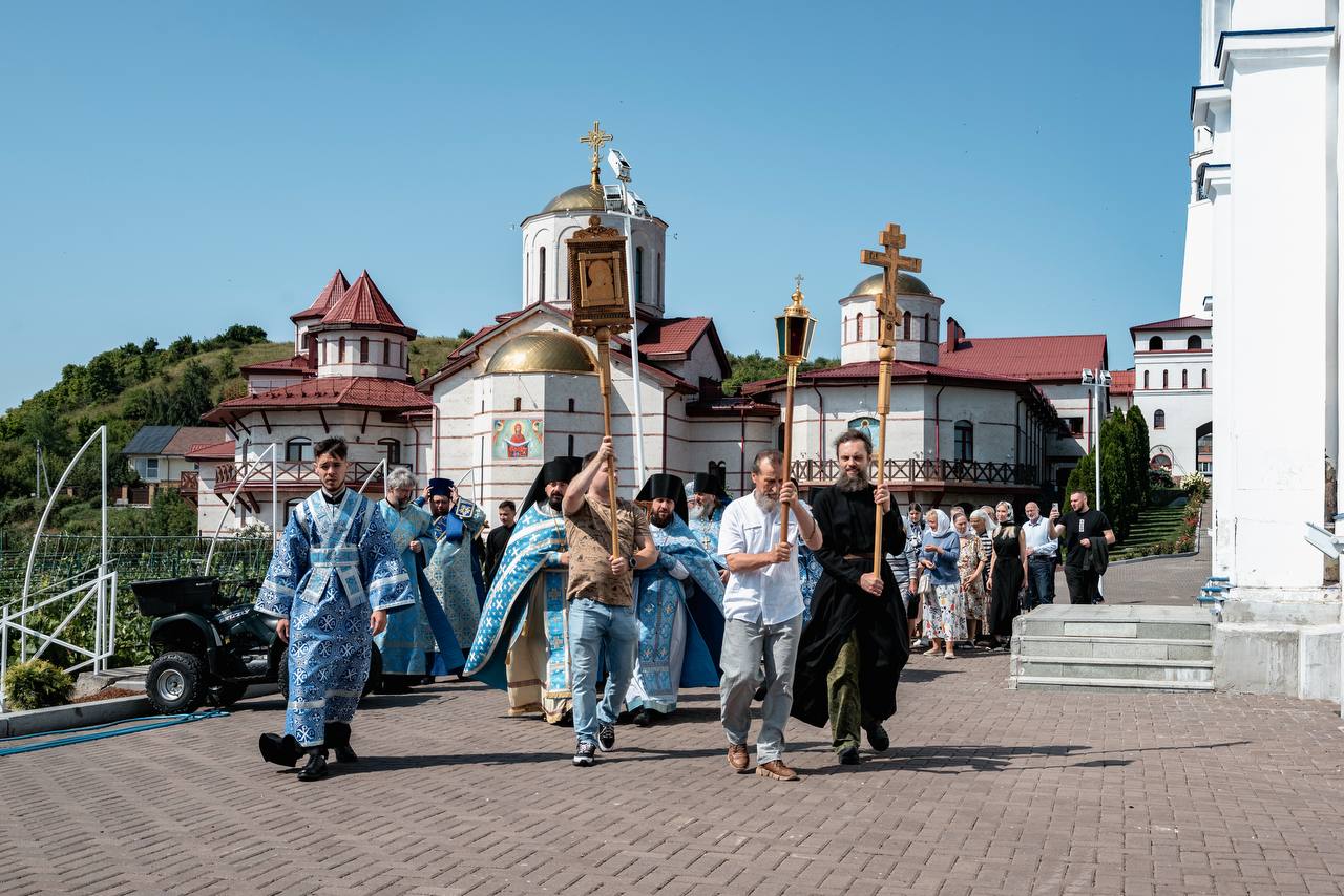 Божественная литургия в Свято-Богородичном Казанском мужском монастыре