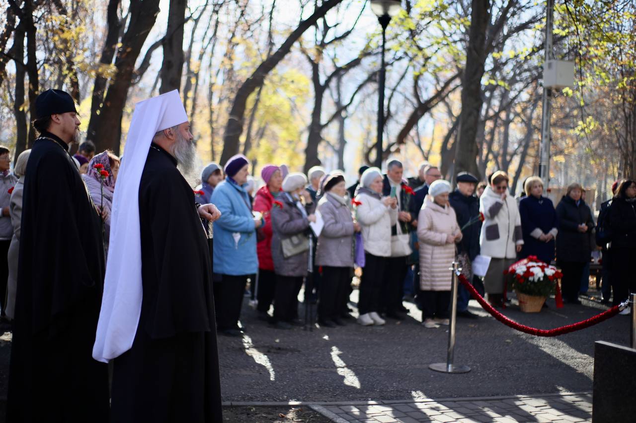 Заупокойная лития по убиенным в годы репрессий у памятного мемориала в парке имени Юрия Гагарина