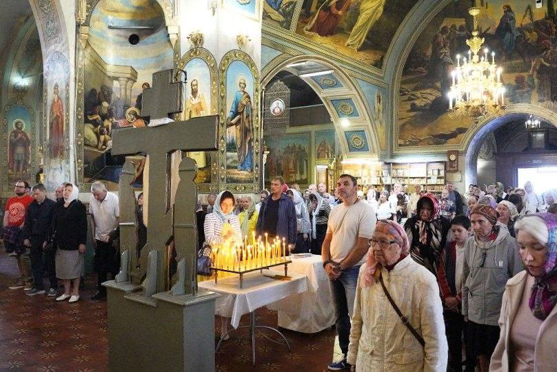 В Троицкую родительскую субботу митрополит Феодосий совершил Литургию и панихиду в Петропавловском храме Самары