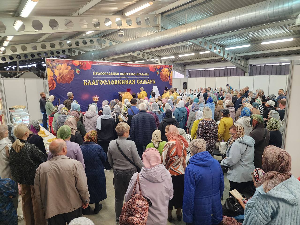 Митрополит Феодосий возглавил молебен на православной выставке