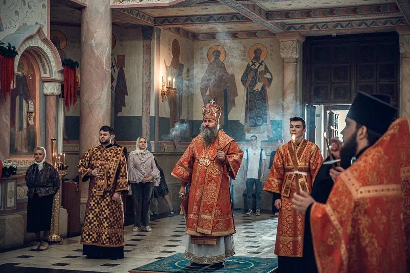 В канун Субботы 5-ой седмицы по Пасхе, митрополит Феодосий возглавил всенощное бдение в Софийским соборе г. Самары.