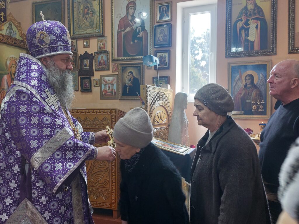 Митрополит Феодосий совершил Божественную литургию в Иверском храме г. Бустон