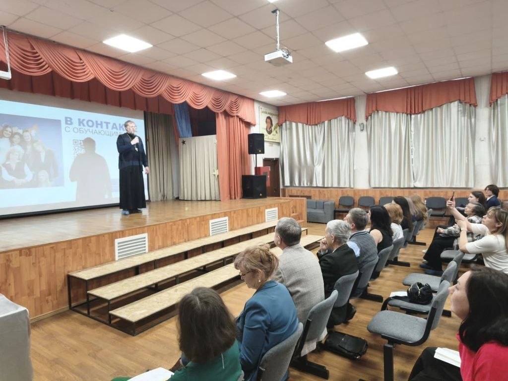 Иерей Алексий Беляев принял участие в работе жюри городского конкурса «Лидер со знанием»