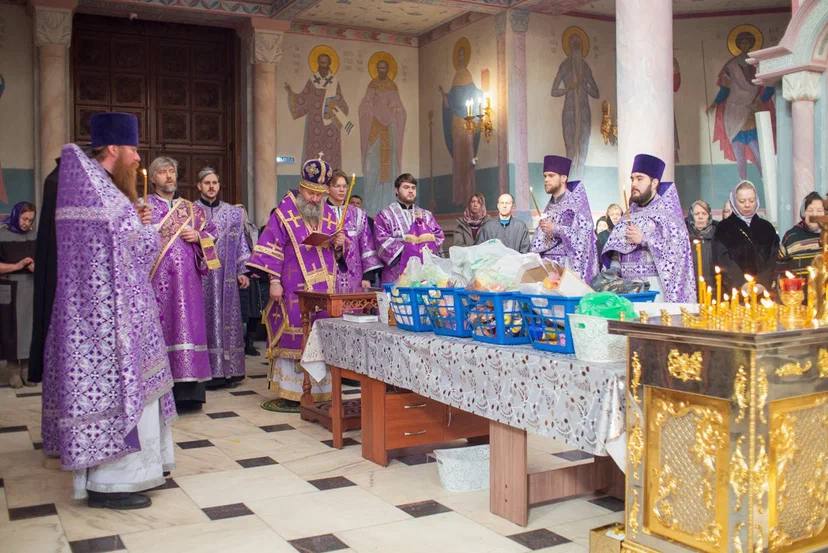 Литургия и панихида по усопшим в Софийском соборе