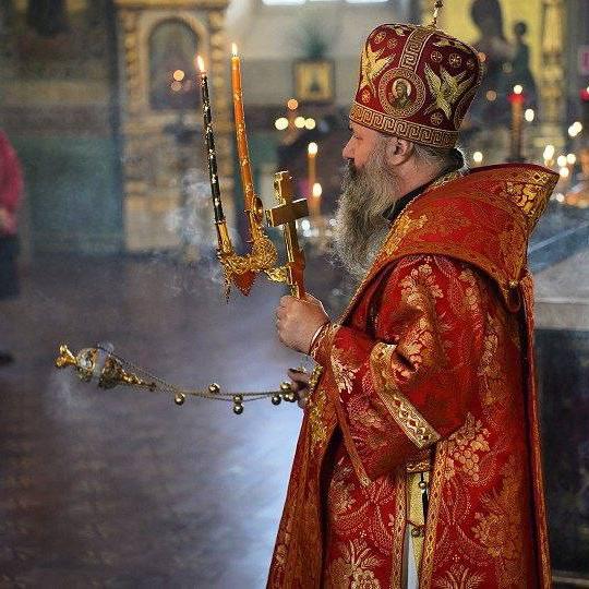 Пасхальное архиерейское вечернее богослужение в Петропавловском соборе г. Самары