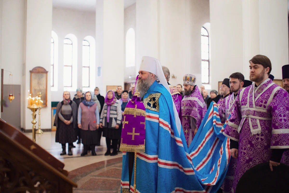 Божественная литургия в соборе в честь иконы Божией Матери «Умиление»