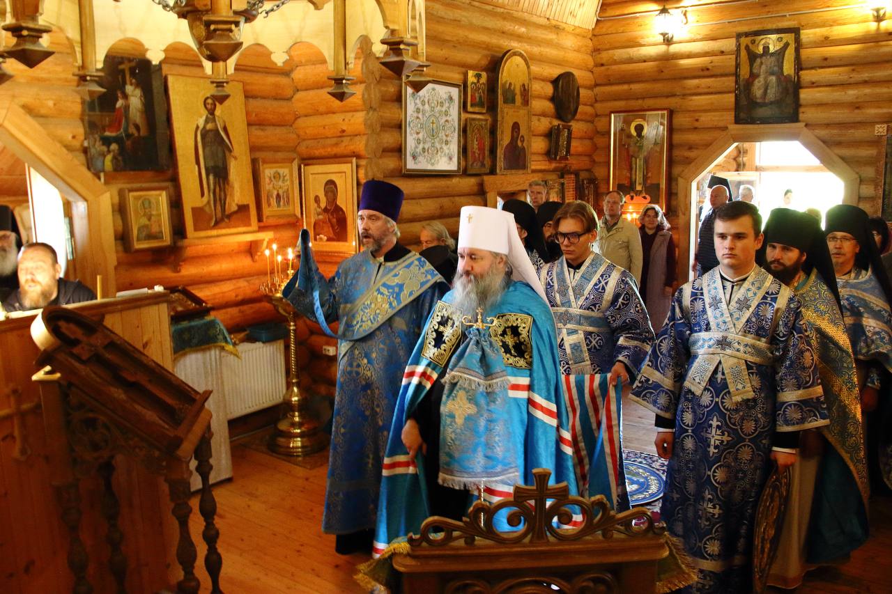 Митрополит Феодосий совершил Божественную литургию в Заволжском мужском монастыре