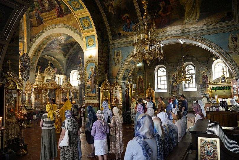Благодарственный акафист для выпускников и сдающих ЕГЭ совершен в храме святых апостолов Петра и Павла