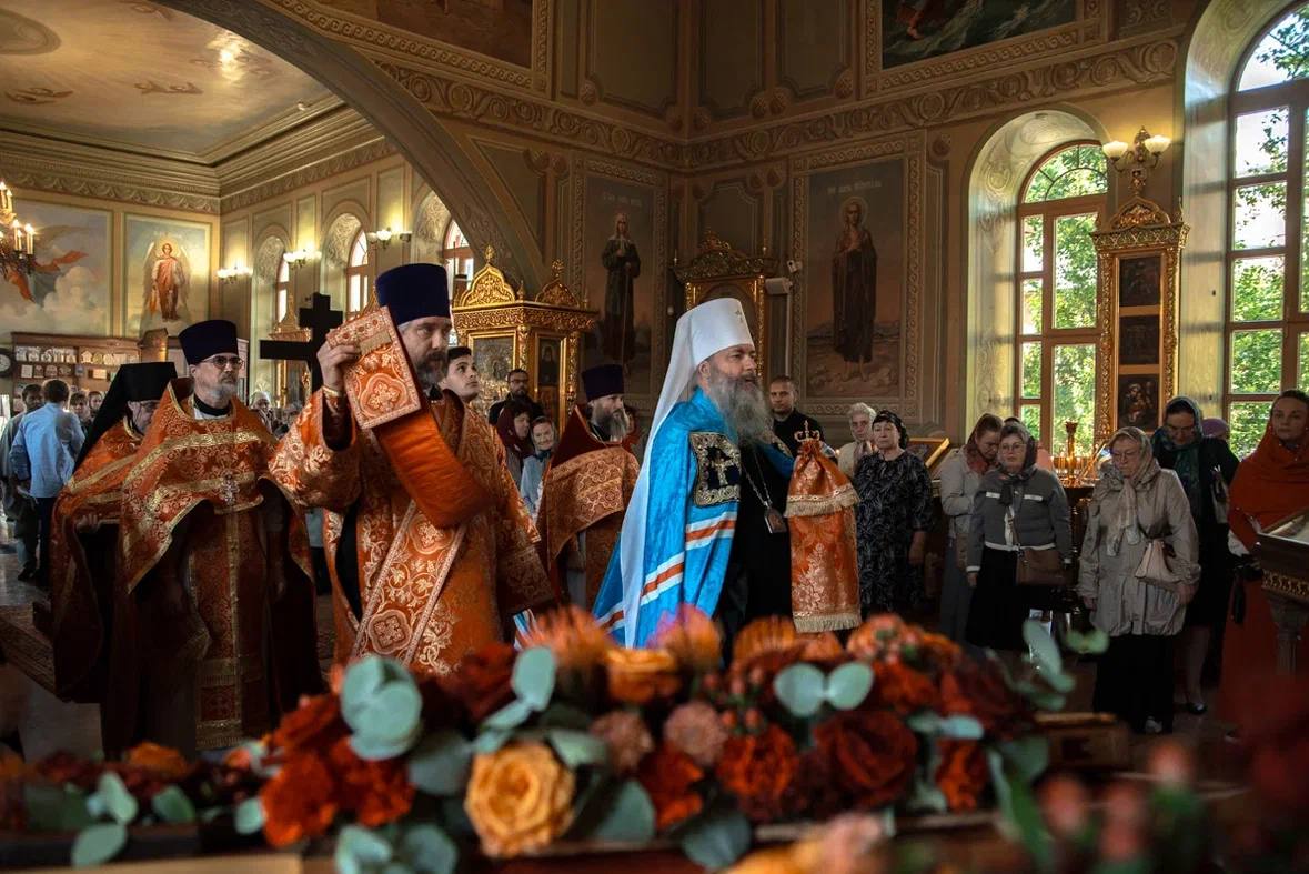 Митрополит Феодосий совершил литургию в храме святых мучениц Веры, Надежды, Любови и матери их Софии