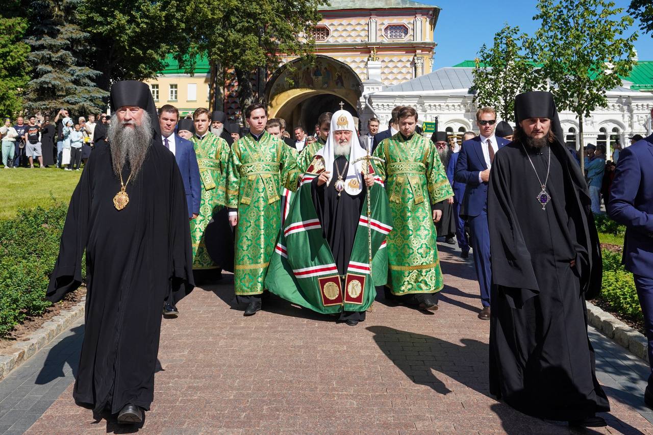 Митрополит Феодосий сослужил Предстоятелю Русской Церкви на всенощном бдении в Троице-Сергиевой лавре