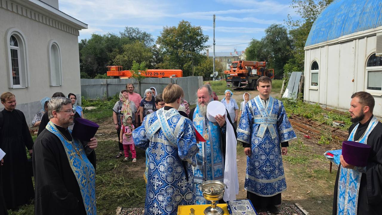 Митрополит Феодосий освятил купол и крест строящегося храма в Самаре
