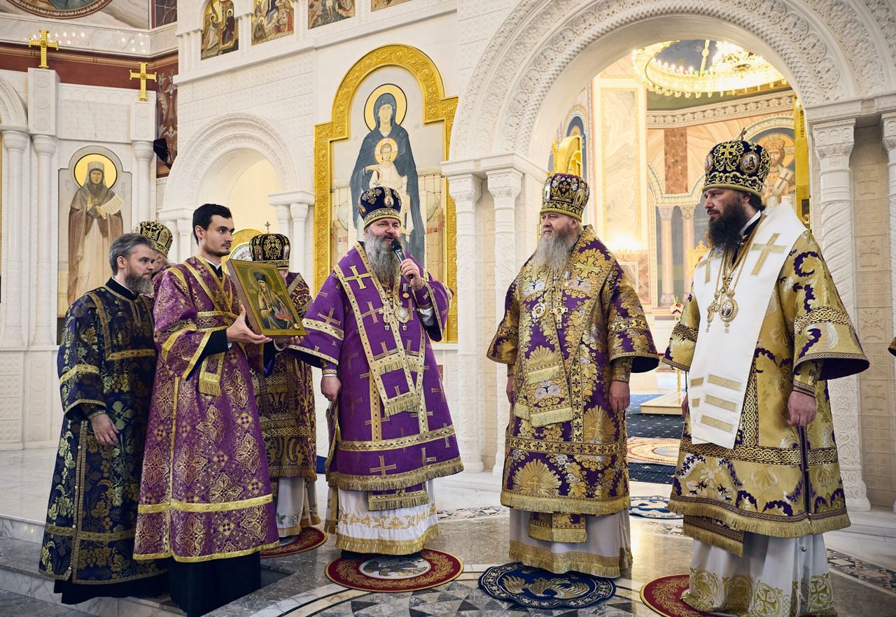 Митрополит Феодосий принял участие в торжествах в Волгоградской епархии и передал памятный дар от Самарской земли