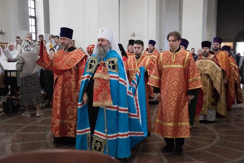 Божественная литургия в соборе иконы Божией Матери «Умиление» в Новокуйбышевске