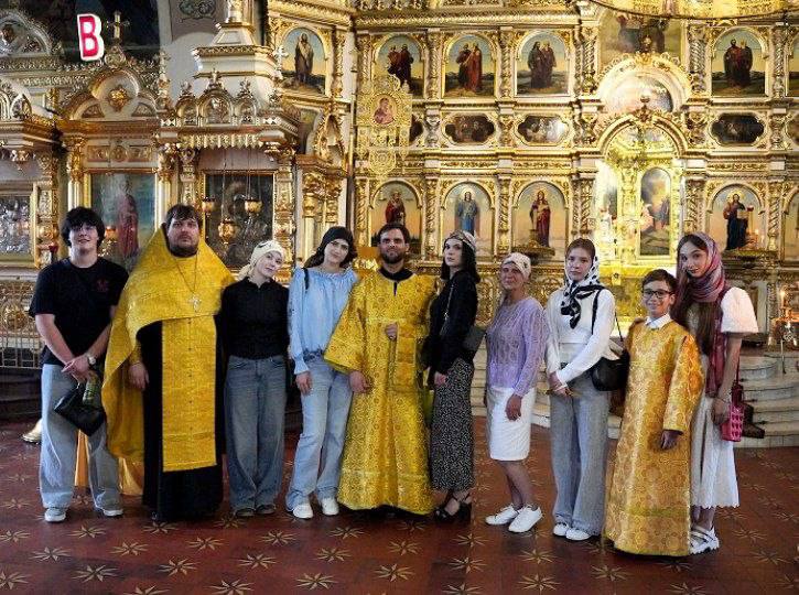 Благодарственный акафист для выпускников и сдающих ЕГЭ совершен в храме святых апостолов Петра и Павла